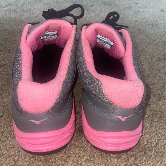 Women’s Mizuno Shoes - Picture 4 of 6